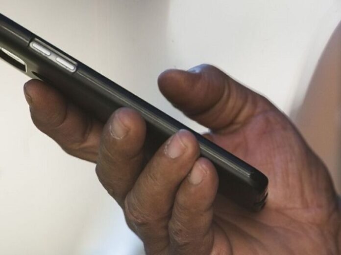 Mulher bate no marido após achar conversas com outra no celular dele em Campo Grande