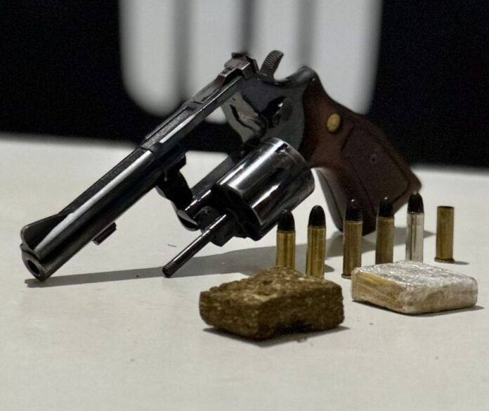 Polícia Civil prende homem em flagrante por porte ilegal de arma de fogo no bairro Tiradentes