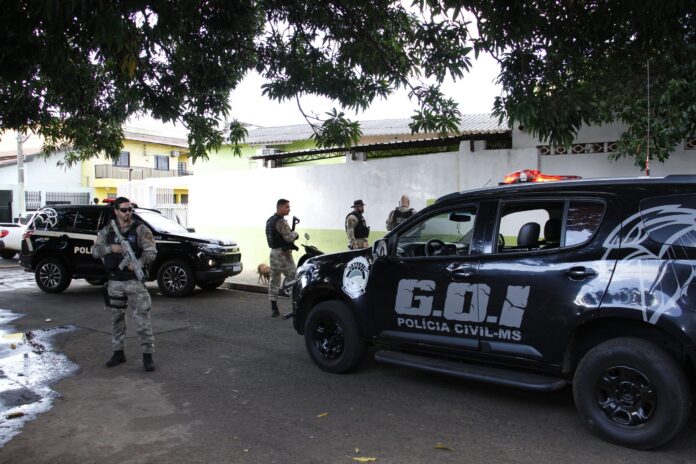 Policiais civis capturam homem com mandado de prisão e prendem mulher por estelionato, em Campo Grande