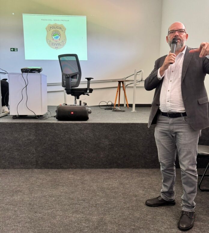 Delegado Regional da Polícia Civil em Dourados realiza palestra em curso de pós-graduação