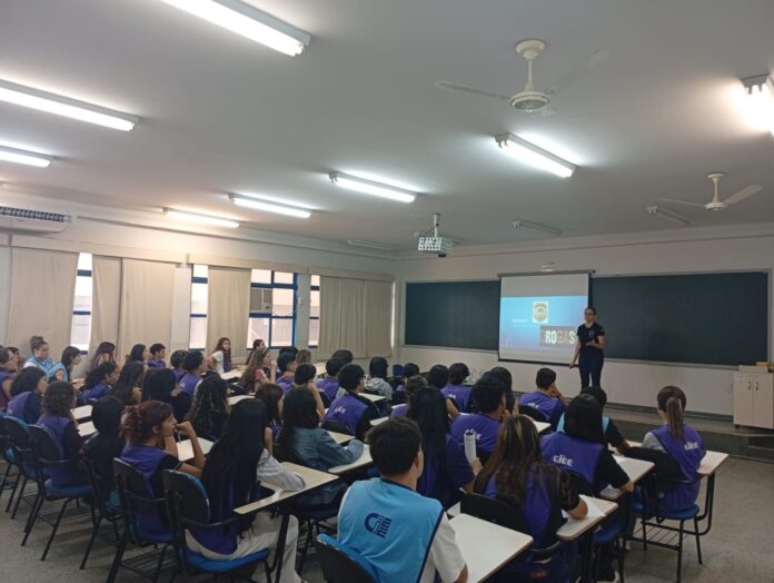 Delegada da PCMS minsitra palestra sobre drogas, álcool e cigarro eletrônico para jovens aprendizes