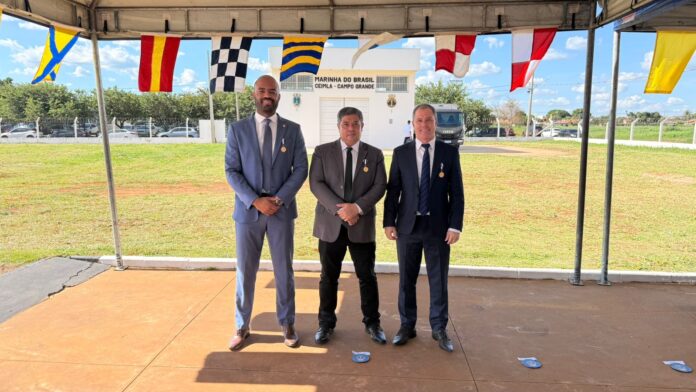 Delegados da Polícia Civil são agraciados com a Medalha Amigo da Marinha