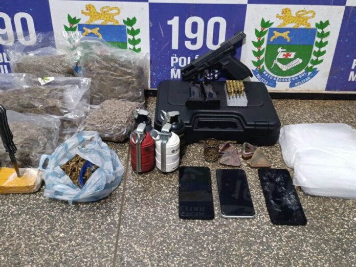 Arma, granadas e drogas são apreendidas pela PM em bairro de Ponta Porã
