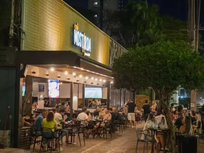 Homem bebe, não paga conta e causa confusão em bar na Capital