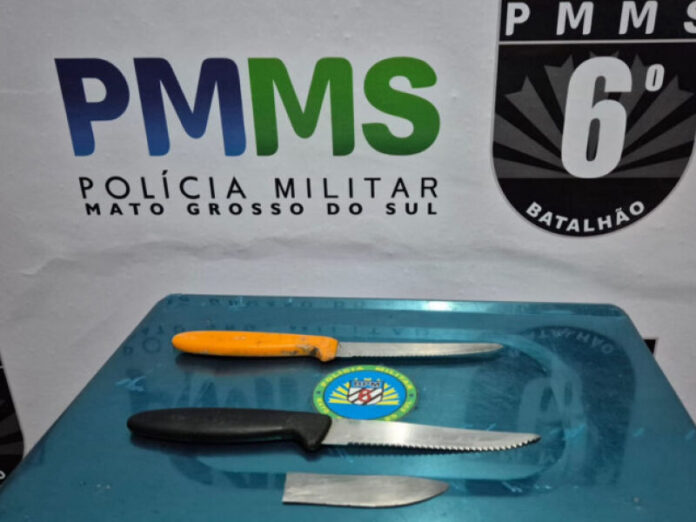 Jovem é preso após esfaquear homem e agredir mãe e esposa em Corumbá