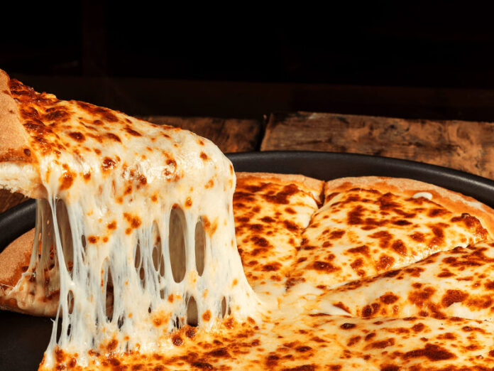 Pizzaria com mais de 100 intoxicados tinha insetos e alimentos mal estocados