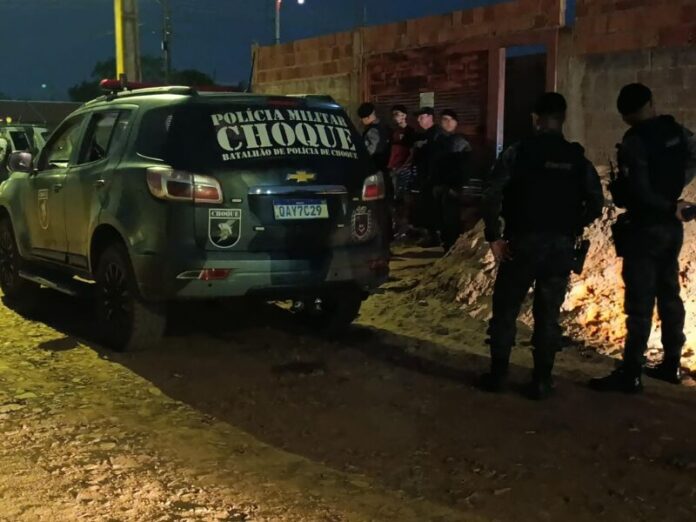 Suspeito de esfaquear padrasto e manter idosa refém morre em confronto com o Choque