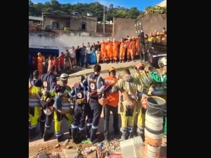 VÍDEO: Bombeiros oram após buscas em asilo que desabou e matou 12 em BH