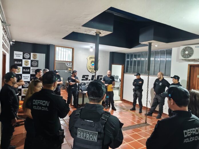 Polícia Civil cumpre mandados de busca e apreensão em MS, SP e SC durante operação conjunta que investiga organização criminosa