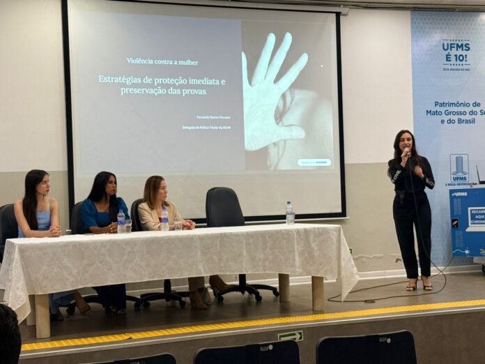 Delegada da Polícia Civil palestra sobre feminicídio e violência contra a mulher em evento acadêmico da UFMS