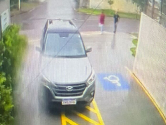 Dupla quebra vidro de carro com pedra e rouba celular de vítima na Vila Planalto