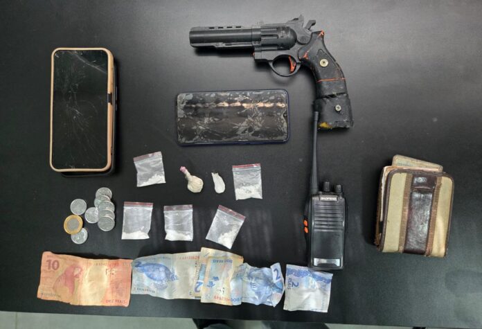 Em Santa Rita do Pardo, Polícia Civil fecha ponto de drogas e prende traficante em flagrante