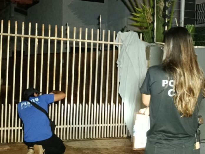 Homem morre após ficar com cabeça presa em portão em Dourados