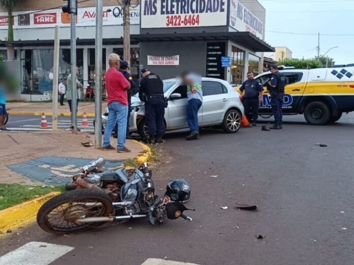 Motociclista é socorrido em estado grave após ser atingido por carro em avenida de Dourados