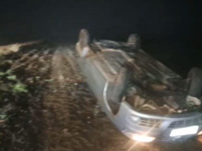 Motorista é socorrido após capotar carro na BR-060