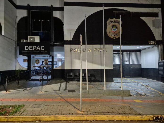 Policiais da Civis impendem agressão de mulher pelo marido em frente à Depac Centro