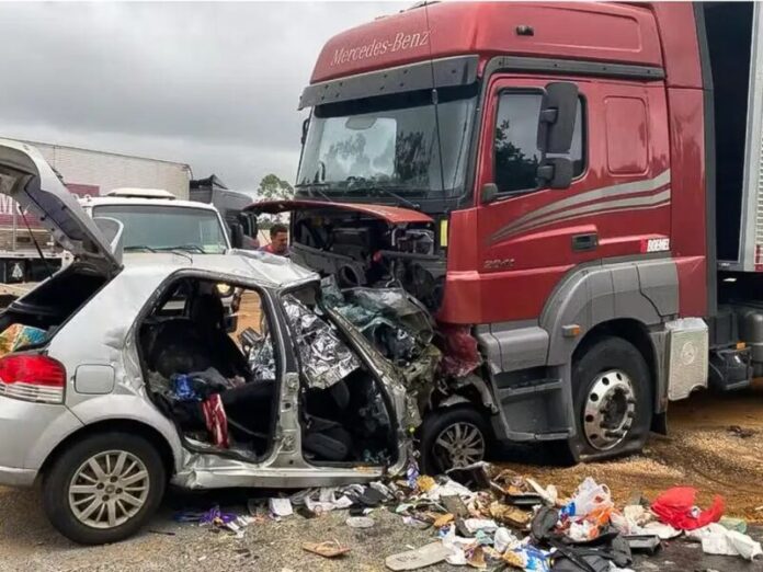 Seis pessoas da mesma família e um cachorro morrem em batida entre carro e carreta