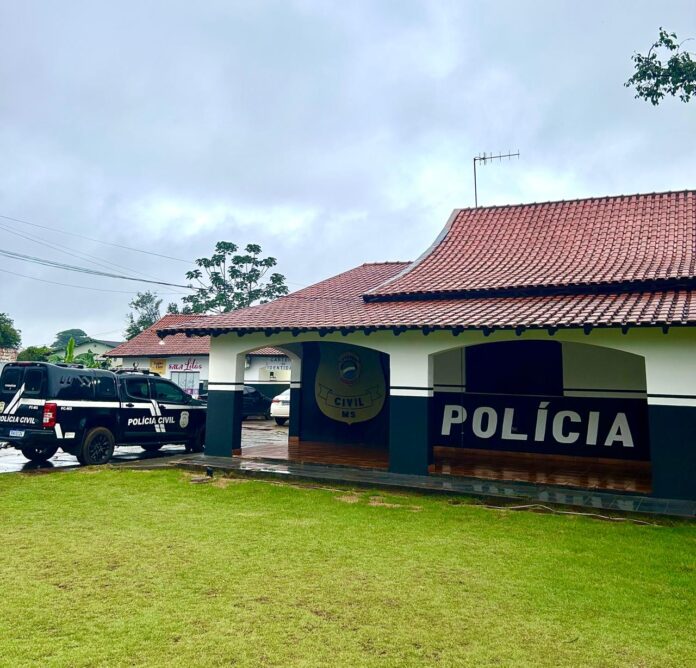 Polícias Civil e Militar prendem três pessoas em flagrante por roubo de celular em Caarapó