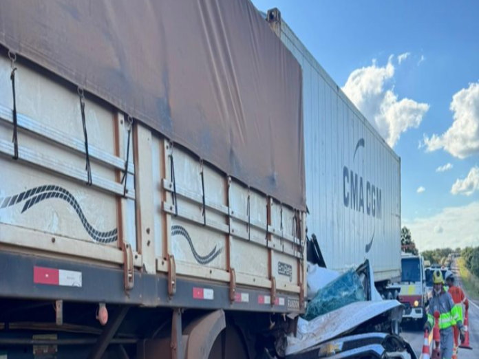 Acidente entre caminhonete e duas carretas deixa dois mortos na BR-163 em Coxim
