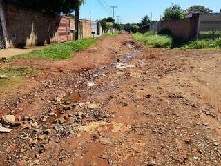 Caminhão cai em buraco e moradores denunciam abandono em rua sem asfalto Caminhão cai em buraco e moradores denunciam abandono em rua sem asfalto