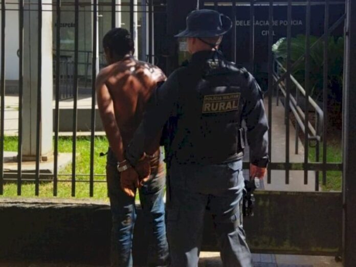 Homem é preso por matar outro a facadas em carvoaria de Ivinhema