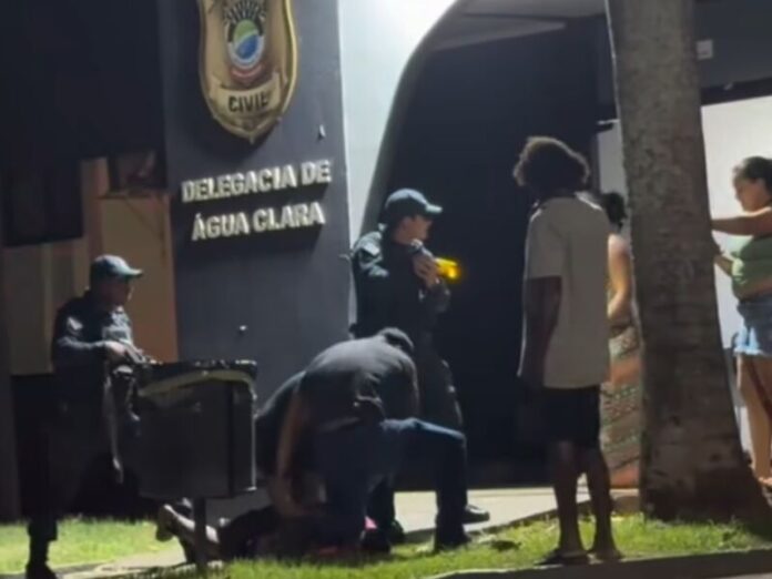 Vídeo: Homem é preso após agredir esposa grávida em bar de Água Clara