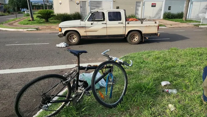 AGORA: Ciclista fica gravemente ferido após ser atingido por caminhonete no Nova Lima