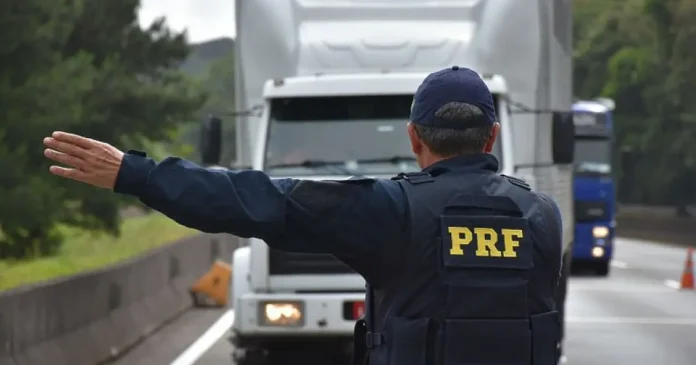 PRF prende 37 bolivianos e encontra 28 com cápsulas de cocaína no estômago em MS