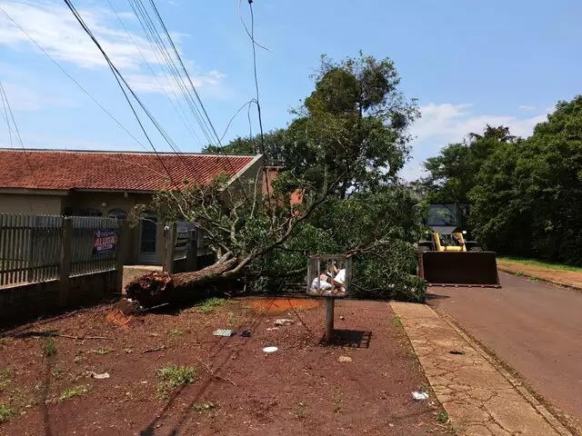 Nuvens carregadas tomam conta do céu de Campo Grande, que está sob alerta para tempestades com ventos de até 100 km/h e possibilidade de granizo.