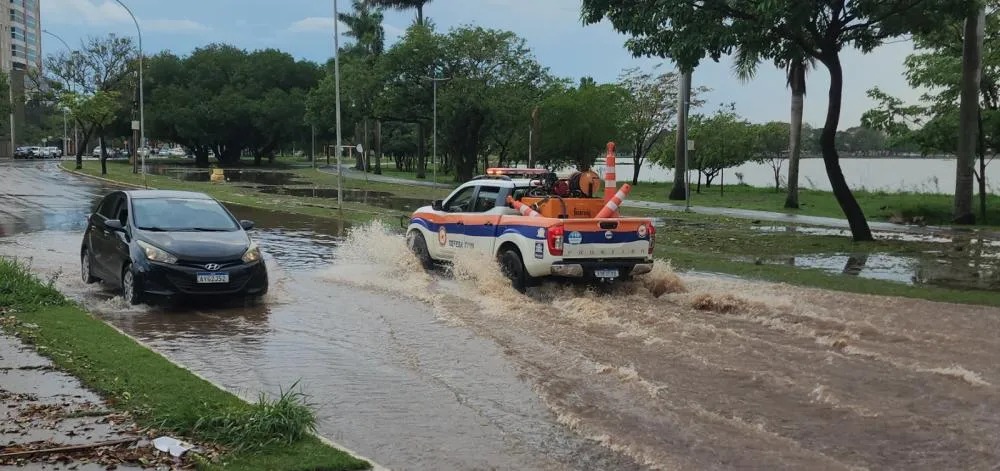 Nuvens carregadas tomam conta do céu de Campo Grande, que está sob alerta para tempestades com ventos de até 100 km/h e possibilidade de granizo.