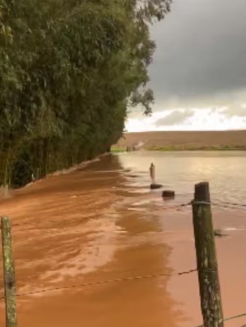 Nuvens carregadas tomam conta do céu de Campo Grande, que está sob alerta para tempestades com ventos de até 100 km/h e possibilidade de granizo.