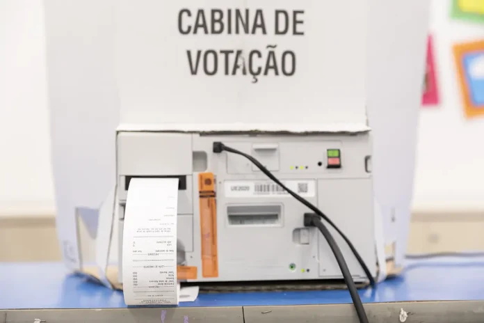 Eleitor é preso após filmar urna no momento em que votava em Coxim