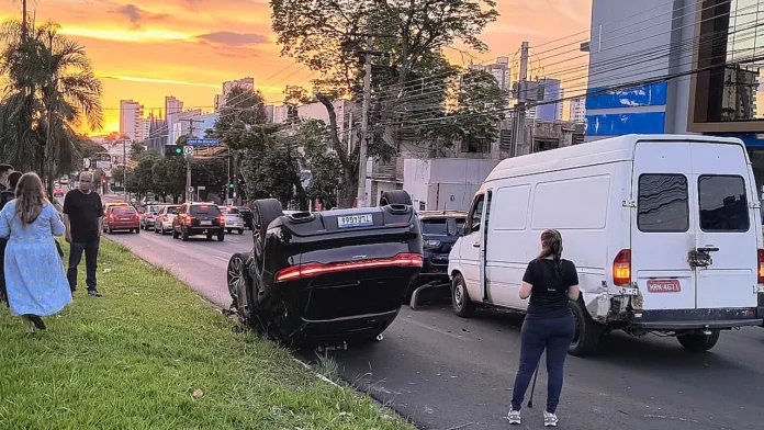 Porsche capota em acidente com três veículos na Mato Grosso