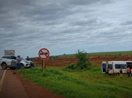 Van de Bela Vista sai da pista e deixa 11 feridos na BR-060 Van de Bela Vista sai da pista e deixa 11 feridos na BR-060